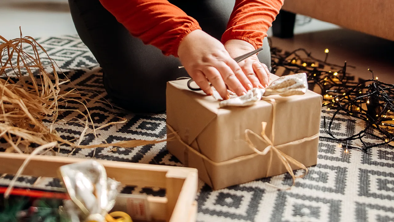 SOC_2023_12_08_Using a personal loan when you-re strapped for cash for the holidays_V1-R1_1280x720_03.png