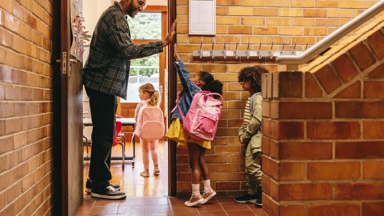 SOC_5 ways to save on back-to-school shopping_V2-R2_1280x720_02.jpg