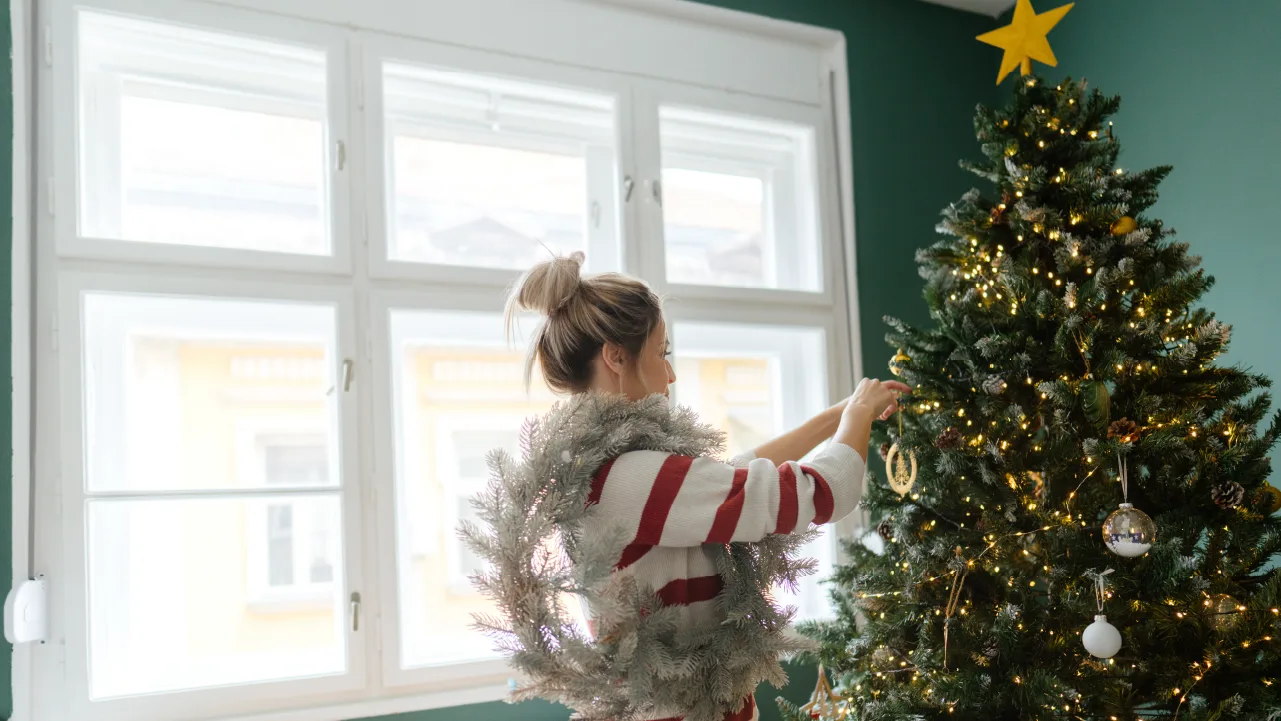 SOC_2023_12_08_Using a personal loan when you-re strapped for cash for the holidays_V1-R1_1280x720_01.png