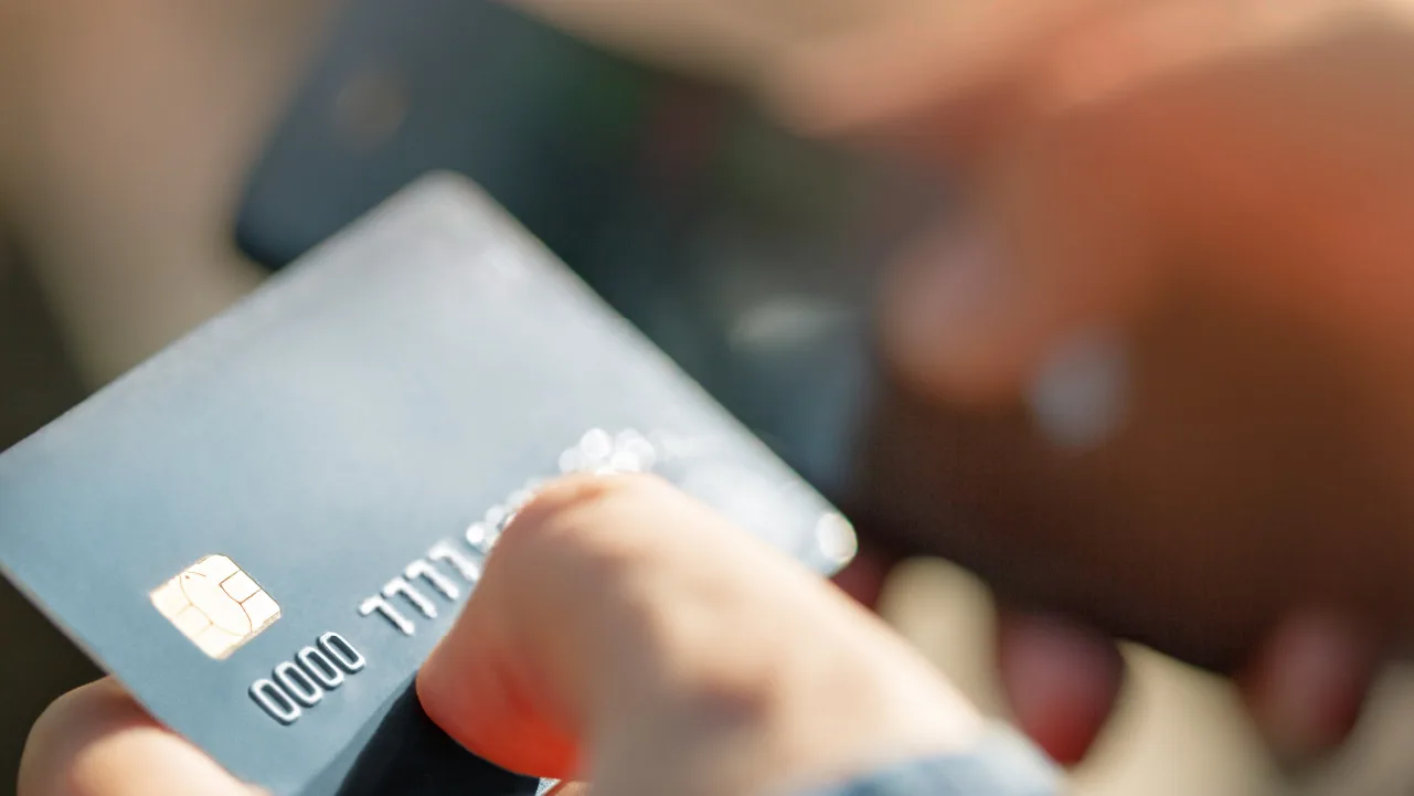 SOC_3 ways your debt could leads to bad credit FAST_V1-R3_1280x720_02.jpg